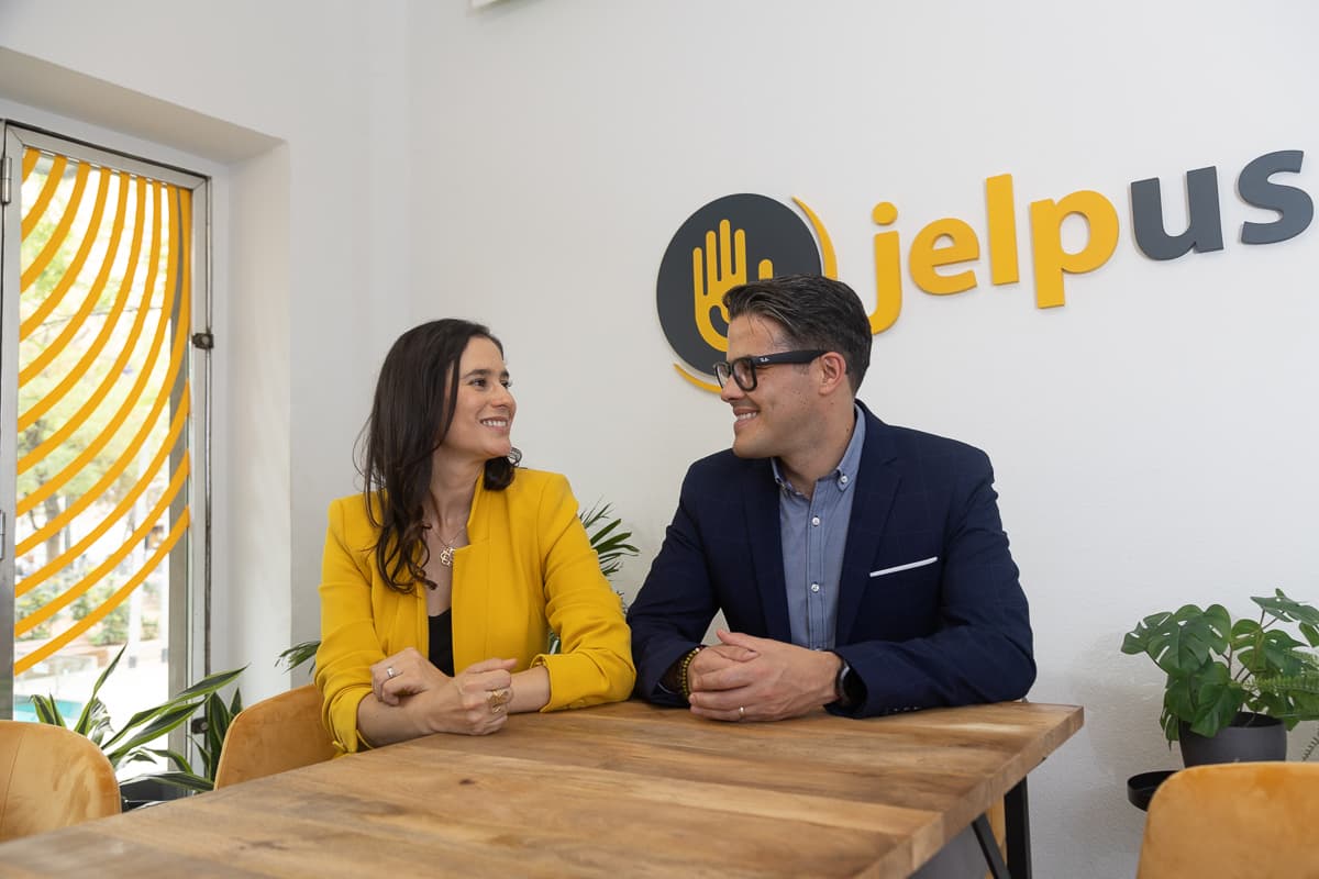 Equipo de Jelpus en una reunión de trabajo