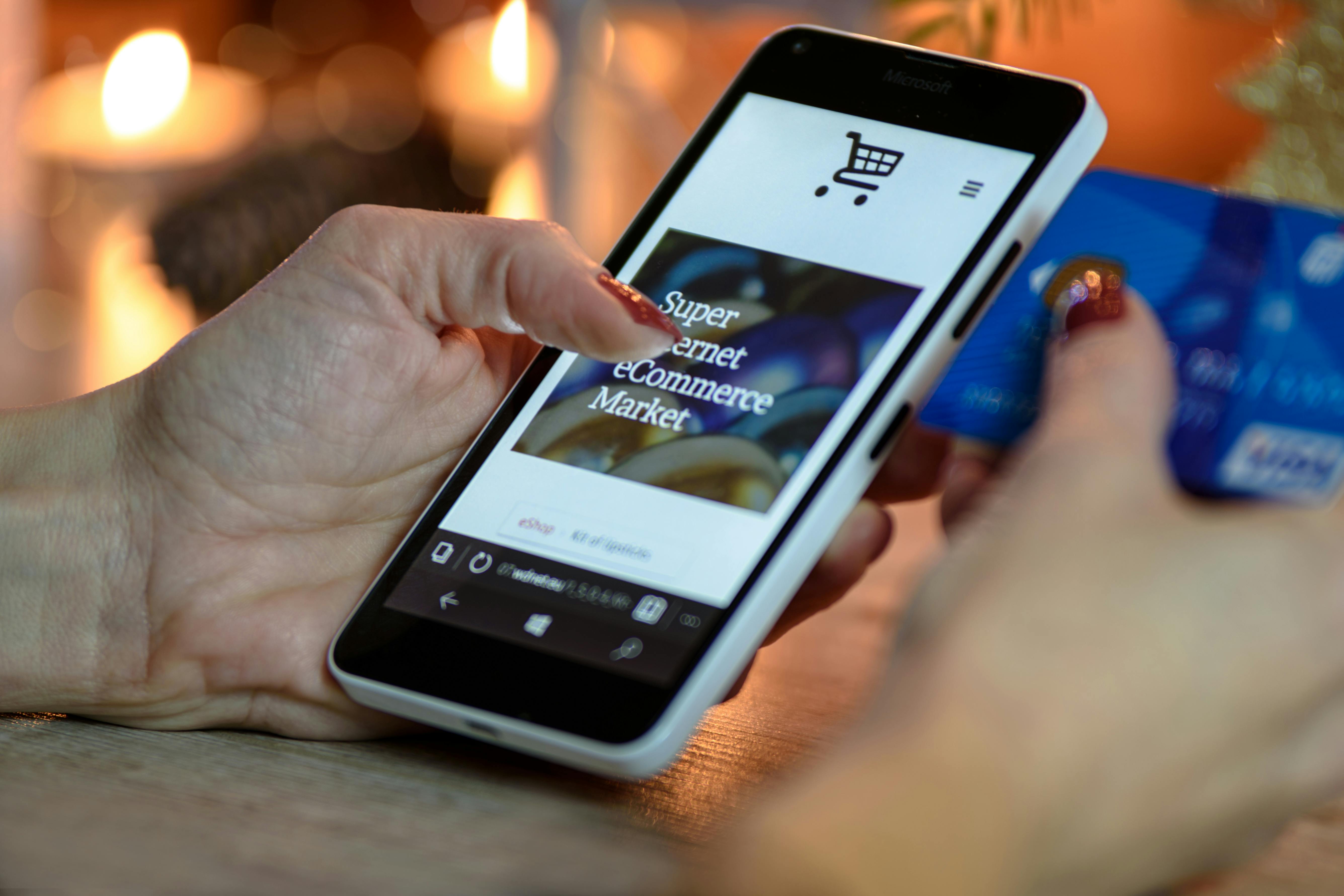Persona mira el movil. Visita webs de empresas. Ecommerce. Diseño personalizado de webs